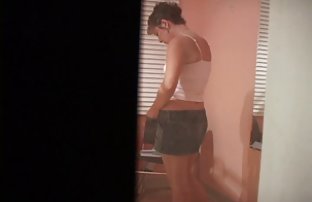 XXX شلخته جوان نشسته روی میز آشپزخانه و خودش را با یک بطری تا سریال عاشقانه سکسی برادر او آمد و از او کشیده, کیر